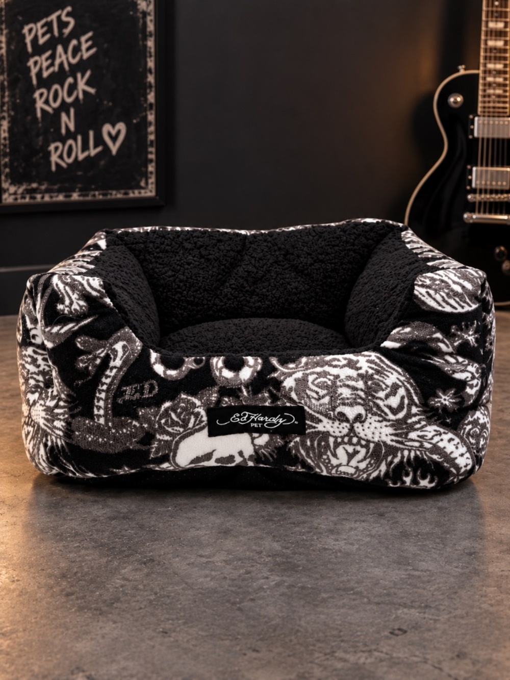 NWT Ed Hardy Pet Bed Black Skull Tiger Tattoo Plush Cuddler Cat Small Dog 20x16